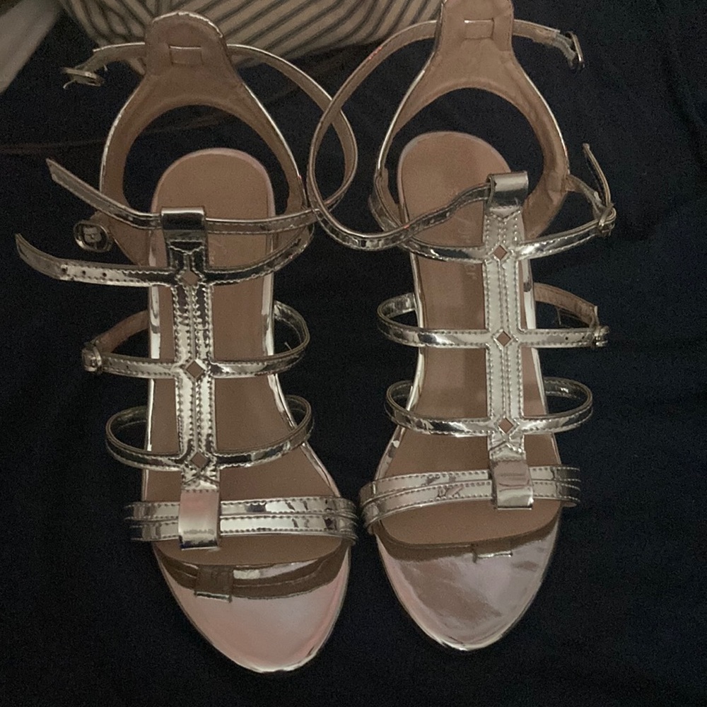 Forever size 6 1/2 silver or chrome more or less.